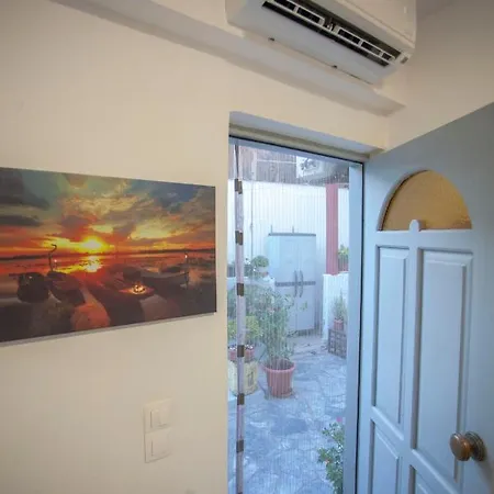 Johns - Venetian Port Apartment *